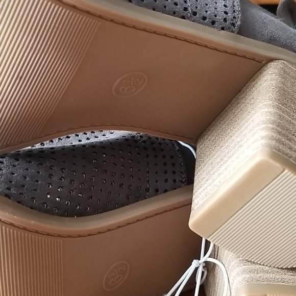 Gray Lizzy Universal thread bootie shoes - Picture 6 of 9